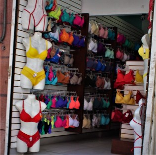 Ropa interior de colores específicos para que se cumplan los deseos en 2018. Sin duda que el color amarillo tendrá mucha demanda. 