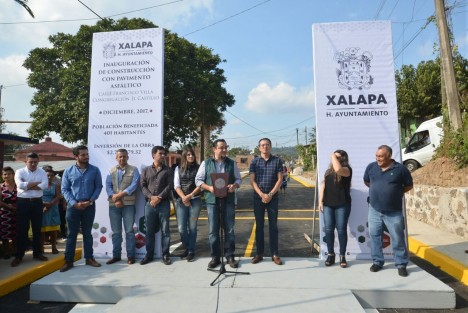 En Xalapa las obras son las que hablan, aquí están los hechos y los resultados, aseguró el alcalde Américo Zúñiga Martínez a vecinos de la calle Francisco Villa, de la Congregación El Castillo, a quienes hoy les entregó más de dos mil metros cuadrados de pavimento asfáltico.
