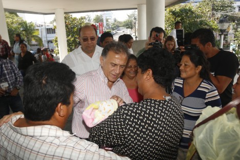El gobernador de Veracruz, Miguel Ángel Yunes Linares, recorrió los hospitales de Alta Especialidad y Del Niño, para constatar los avances de las obras de rehabilitación. Sin embargo, a su paso fue abordado por familiares de pacientes que pedían ayuda para admisión hospitalaria, cirugías, surtido de recetas y hasta dinero para regresar a sus lugares de origen. 