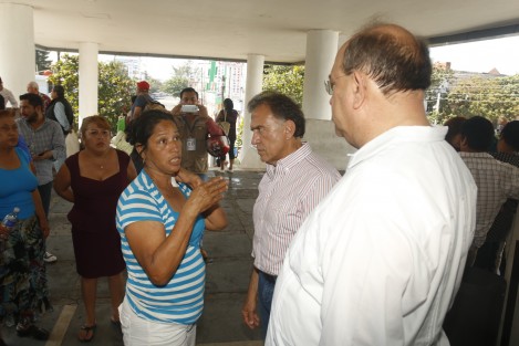 El gobernador de Veracruz, Miguel Ángel Yunes Linares, recorrió los hospitales de Alta Especialidad y Del Niño, para constatar los avances de las obras de rehabilitación. Sin embargo, a su paso fue abordado por familiares de pacientes que pedían ayuda para admisión hospitalaria, cirugías, surtido de recetas y hasta dinero para regresar a sus lugares de origen. 