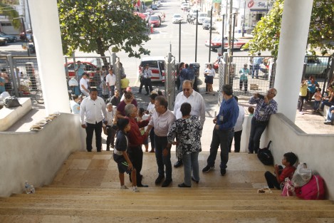 El gobernador de Veracruz, Miguel Ángel Yunes Linares, recorrió los hospitales de Alta Especialidad y Del Niño, para constatar los avances de las obras de rehabilitación. Sin embargo, a su paso fue abordado por familiares de pacientes que pedían ayuda para admisión hospitalaria, cirugías, surtido de recetas y hasta dinero para regresar a sus lugares de origen. 