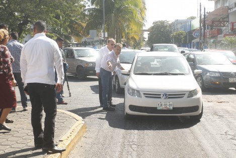 El gobernador de Veracruz, Miguel Ángel Yunes Linares, recorrió los hospitales de Alta Especialidad y Del Niño, para constatar los avances de las obras de rehabilitación. Sin embargo, a su paso fue abordado por familiares de pacientes que pedían ayuda para admisión hospitalaria, cirugías, surtido de recetas y hasta dinero para regresar a sus lugares de origen. 