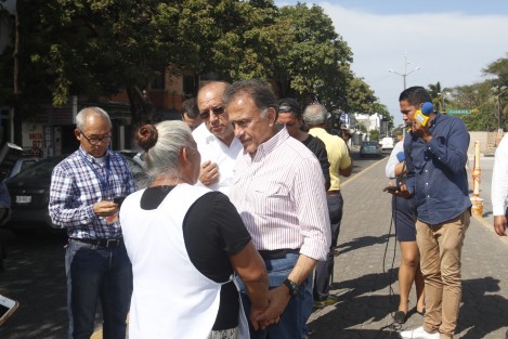 El gobernador de Veracruz, Miguel Ángel Yunes Linares, recorrió los hospitales de Alta Especialidad y Del Niño, para constatar los avances de las obras de rehabilitación. Sin embargo, a su paso fue abordado por familiares de pacientes que pedían ayuda para admisión hospitalaria, cirugías, surtido de recetas y hasta dinero para regresar a sus lugares de origen. 