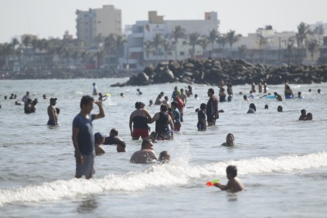 Decenas de turistas disfrutan de la playas de Villa del Mar. Finalmente no hubo norte y los visitantes convivieron en un día soleado.