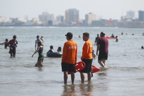 Decenas de turistas disfrutan de la playas de Villa del Mar. Finalmente no hubo norte y los visitantes convivieron en un día soleado.
