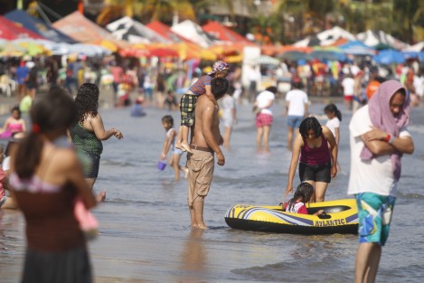 Decenas de turistas disfrutan de la playas de Villa del Mar. Finalmente no hubo norte y los visitantes convivieron en un día soleado.