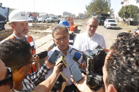 EL gobernador de Veracruz, Miguel Ángel Yunes Linares, realizó un recorrido por la obra de construcción del C-5 y aprovechó para desmentir la versión sobre una presunta agresión a la diputa Mary Jose Gamboa durante la visita a un penal estatal, <em>fue nada más un pisotón<em> afirmó el mandatario.