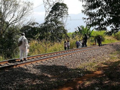 Este martes el cuerpo sin vida y en avanzado estado de putrefacción de un hombre fue hallado a un costado de las vías del tren en la colonia Los Aguacates, de Amatlán, Ver.. 