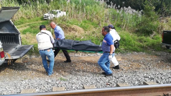 Este martes el cuerpo sin vida y en avanzado estado de putrefacción de un hombre fue hallado a un costado de las vías del tren en la colonia Los Aguacates, de Amatlán, Ver..  