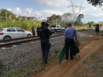 Este martes el cuerpo sin vida y en avanzado estado de putrefacción de un hombre fue hallado a un costado de las vías del tren en la colonia Los Aguacates, de Amatlán, Ver..  