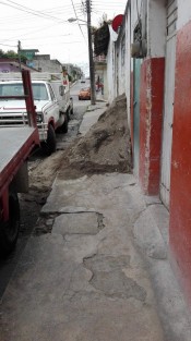  Invasión de banquetas con material para construcción es un peligro para peatones.
