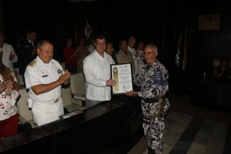 El cabildo de Veracruz realizó la entrega de reconocimientos al Ejército Mexicano, MARINA, SS Pública, PFP y la Dirección de Tránsito del Estado, por su participación y cordinación en labores de seguridad a lo largo de los 4 años de administración municipal. 
