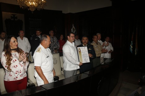 El cabildo de Veracruz realizó la entrega de reconocimientos al Ejército Mexicano, MARINA, SS Pública, PFP y la Dirección de Tránsito del Estado, por su participación y cordinación en labores de seguridad a lo largo de los 4 años de administración municipal. 