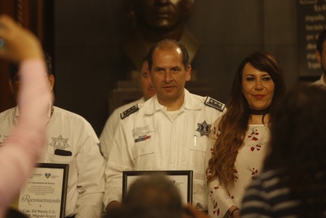 Arturo García García, director general de tránsito, recibió el reconocimiento póstumo en memoria de Luis Emilio Díaz Ibarra.