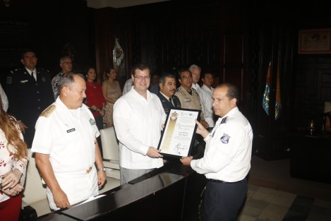 Arturo García García, director general de tránsito, recibió el reconocimiento póstumo en memoria de Luis Emilio Díaz Ibarra.