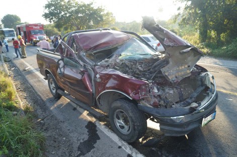 Un fuerte accidente vehicular se registró en la localidad de Arroyo Piedra, municipio de Tlapacoyan,  donde un camión provocó un percance donde una camioneta resultó seriamente dañada y cuatro personas lesionadas, 