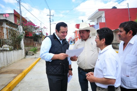 Los xalapeños predicamos con el ejemplo y en este gobierno honramos la palabra empeñada, por eso seguimos entregando obras, afirmó el alcalde Américo Zúñiga Martínez, al inaugurar la pavimentación con concreto hidráulico de la calle California, en la colonia Porvenir I de esta ciudad.