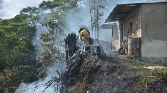 Incendio en la colonia Los Arenales, justo atrás de la gasolinera, ubicada en la carretera Xalapa-Coatepec; al parecer una persona estaba tratando quemar basura, cuando se salieron de control las llamas.