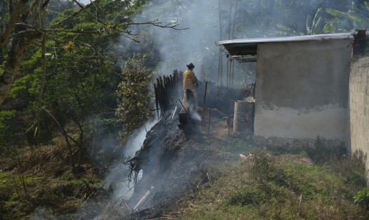 Incendio en la colonia Los Arenales, justo atrás de la gasolinera, ubicada en la carretera Xalapa-Coatepec; al parecer una persona estaba tratando quemar basura, cuando se salieron de control las llamas.