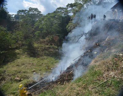 Incendio en la colonia Los Arenales, justo atrás de la gasolinera, ubicada en la carretera Xalapa-Coatepec; al parecer una persona estaba tratando quemar basura, cuando se salieron de control las llamas.