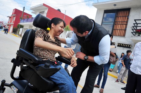 El alcalde Américo Zúñiga Martínez entregó una silla de ruedas eléctrica a la niña Marisol López Amaro, y le cumplió así una promesa que le había hecho. Muy emocionada, la menor originaria de la Congregación 6 de Enero, quien vive con discapacidad motriz, dejó su antigua silla y comenzó a maniobrar su nuevo vehículo, que le facilitará su desplazamiento. 