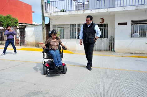 Acompañada por su mamá Luz María Amaro Espinoza y su hermana Liliana López Amaro, Marisol agradeció el gesto solidario del Presidente Municipal, su amigo desde hace siete años.
