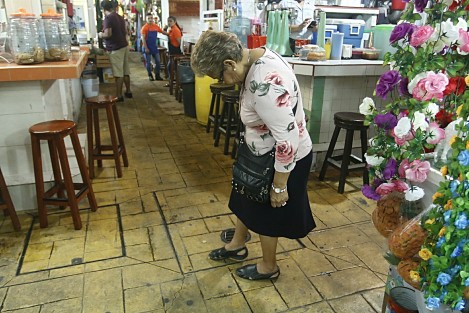 Comerciantes del Mercado Hidalgo, en la ciudad de Veracruz, realizan la tradicional inocentada, del 28 de Diciembre, pero aseguran que poco a poco se va perdiendo la costumbre.