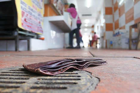 Comerciantes del Mercado Hidalgo, en la ciudad de Veracruz, realizan la tradicional inocentada, del 28 de Diciembre, pero aseguran que poco a poco se va perdiendo la costumbre.