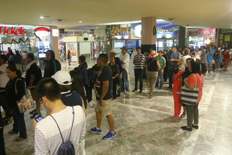 Cientos de turistas visitan el Acuario de Veracruz. Desde temprano se observan largas filas para poder ingresar al recinto marino que es considerado el más grande de Latinoamérica..