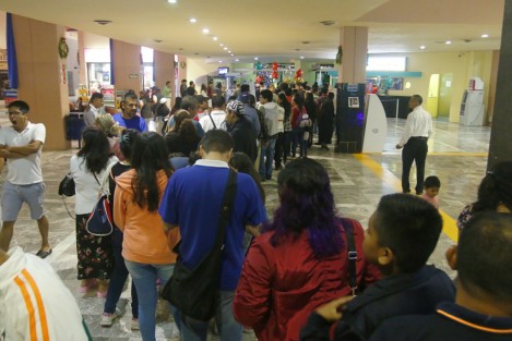 Cientos de turistas visitan el Acuario de Veracruz. Desde temprano se observan largas filas para poder ingresar al recinto marino que es considerado el más grande de Latinoamérica..