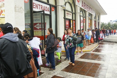Cientos de turistas visitan el Acuario de Veracruz. Desde temprano se observan largas filas para poder ingresar al recinto marino que es considerado el más grande de Latinoamérica.. 