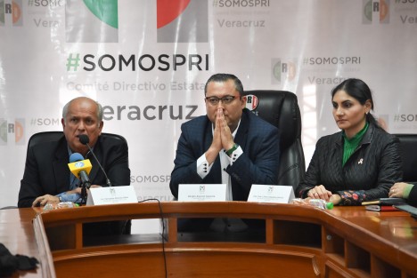 El dirigente del Partido Revolucionario Institucional en Veracruz, Renato Alarcón Guevara, presentó esta mañana al delegado general del Comité Ejecutivo Nacional del Partido en la entidad, Fernando Moreno Peña, quien aseguró que en el PRI hay perfiles honestos para ocupar las candidaturas en las elecciones del próximo año.