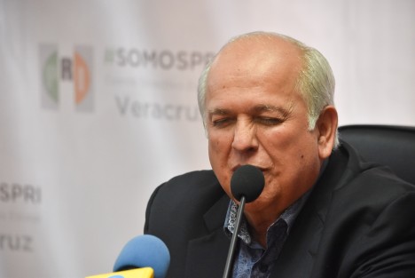 El dirigente del Partido Revolucionario Institucional en Veracruz, Renato Alarcón Guevara, presentó esta mañana al delegado general del Comité Ejecutivo Nacional del Partido en la entidad, Fernando Moreno Peña, quien aseguró que en el PRI hay perfiles honestos para ocupar las candidaturas en las elecciones del próximo año. 