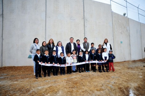Con la inauguración de la calle Olmeca, pavimentada con concreto hidráulico, y el muro de contención del Jardín de Niños Jaime Torres Bodet, el alcalde Américo Zúñiga Martínez inició la entrega de un paquete de obras que superan los 11 millones de pesos para Xalapa.
