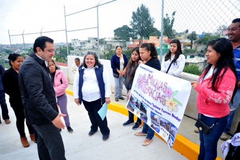 Con la inauguración de la calle Olmeca, pavimentada con concreto hidráulico, y el muro de contención del Jardín de Niños Jaime Torres Bodet, el alcalde Américo Zúñiga Martínez inició la entrega de un paquete de obras que superan los 11 millones de pesos para Xalapa.
