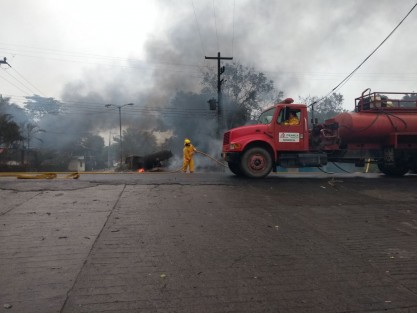  La mañana de este jueves una pipa de gas LP estalló, en Piedras Negras, municipio de Tlalixcoyan, cuando se encontraba realizando maniobras para rellenar el tanque estacionario de un restaurant. Al menos 5 personas habrían resultado heridas.