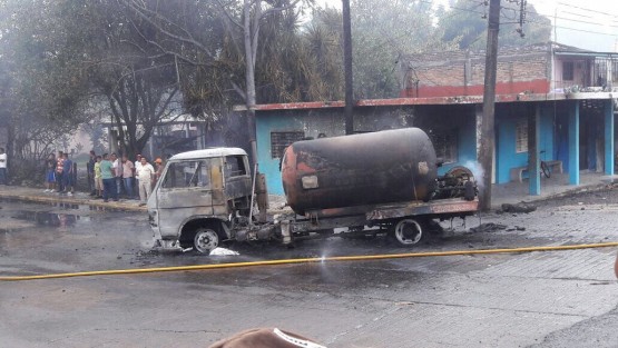  La mañana de este jueves una pipa de gas LP estalló, en Piedras Negras, municipio de Tlalixcoyan, cuando se encontraba realizando maniobras para rellenar el tanque estacionario de un restaurant. Al menos 5 personas habrían resultado heridas.