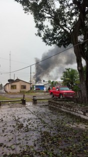  La mañana de este jueves una pipa de gas LP estalló, en Piedras Negras, municipio de Tlalixcoyan, cuando se encontraba realizando maniobras para rellenar el tanque estacionario de un restaurant. Al menos 5 personas habrían resultado heridas.