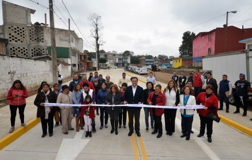 Entrega el alcalde de Xalapa la calle Ana María Martínez en la Represa del Carmen.
