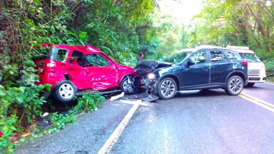 Dos personas lesionadas y cuantiosos daños materiales, es el saldo de un fuerte accidente suscitado la tarde de este jueves sobre la carretera Papantla-Poza Rica; una de ellas permaneció por algunos minutos prensada en la unidad donde viajaba. 