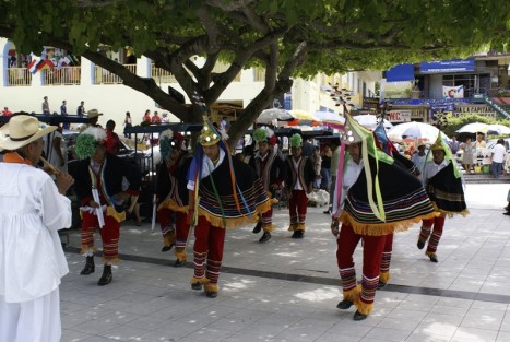 Estudiantes del Instituto Regional de Danza Azueta, de la ciudad de Xalapa, visitaron Papantla para realizar un trabajo de investigación y conocer todo lo referente a la historia, vestuario y danza de los Moros y Españoles.
