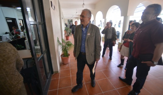 El alcalde electo de Xalapa, Hipólito Rodríguez, recorrió las distintas oficinas de Palacio Municipal para saludar al personal y en algunos casos presentarse.  