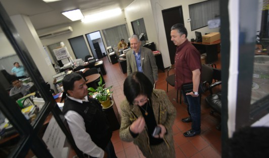 El alcalde electo de Xalapa, Hipólito Rodríguez, recorrió las distintas oficinas de Palacio Municipal para saludar al personal y en algunos casos presentarse.  