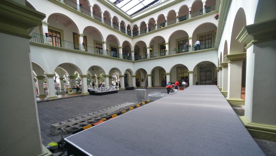 En el patio central del Palacio Municipal ya se coloca el templete donde el domingo próximo, el Dr. Hipólito Rodríguez Herrero rendirá protesta como alcalde de Xalapa para el periodo 2018 - 2021.