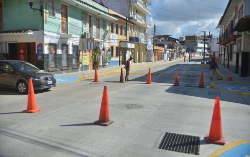 Pintan y terminan los últimos detalles de la calle Xalapeños Ilustres para que quede oficialmente inaugurada.
