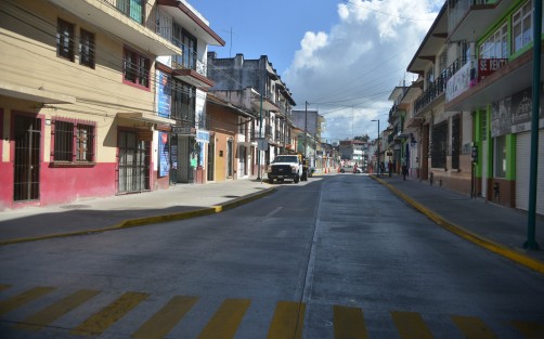 Pintan y terminan los últimos detalles de la calle Xalapeños Ilustres para que quede oficialmente inaugurada.