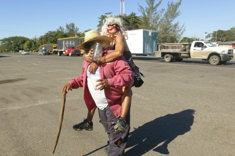 Al ritmo de <em>una limosna para este pobre viejo</em>, algunos pobladores salen a las carreteras, y caracterizados, bailan para preservar la tradición de despedir al año viejo. 