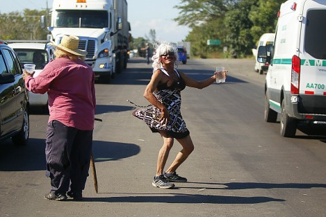 Al ritmo de <em>una limosna para este pobre viejo</em>, algunos pobladores salen a las carreteras, y caracterizados, bailan para preservar la tradición de despedir al año viejo. 