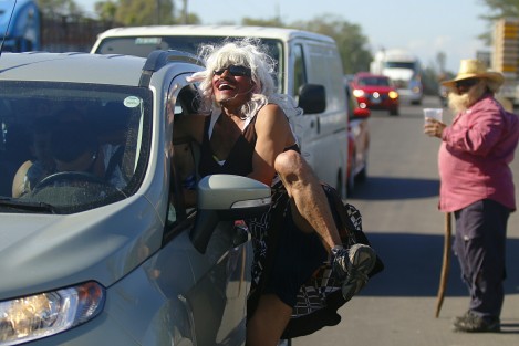 Al ritmo de <em>una limosna para este pobre viejo</em>, algunos pobladores salen a las carreteras, y caracterizados, bailan para preservar la tradición de despedir al año viejo. 