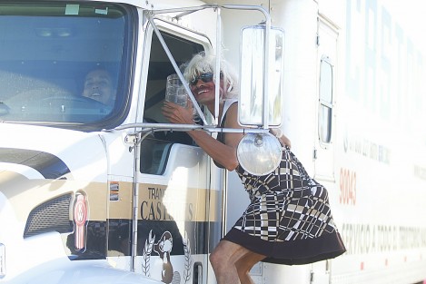 Al ritmo de <em>una limosna para este pobre viejo</em>, algunos pobladores salen a las carreteras, y caracterizados, bailan para preservar la tradición de despedir al año viejo. 